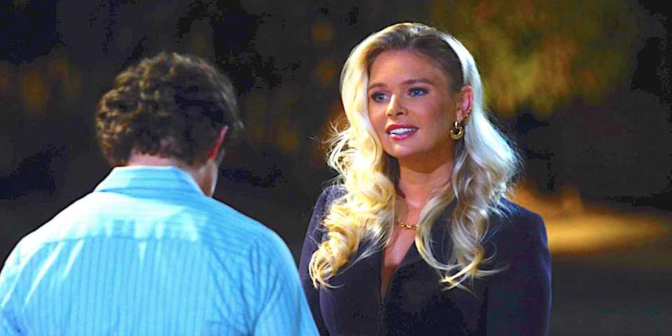 kelli goss s valerie standing in front of montana jordan s georgie in georgie mandy s first marriage