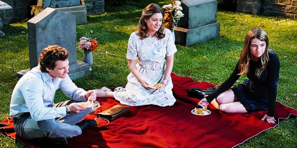 Georgie & Mandy’s First Marriage Set Photo Confirms Mary’s Return—Zoe Perry Appears For The Fourth Time In Four Months 3 Georgie & Mandy’s First Marriage Set Photo Confirms Mary’s Return—Zoe Perry Appears For The Fourth Time In Four Months