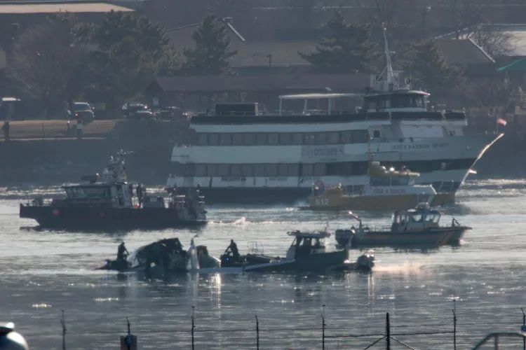 More Bodies in American Airlines Crash Will Be Found Only After Plane Is Lifted from Potomac River, Says D.C. Fire Chief 3 More Bodies in American Airlines Crash Will Be Found Only After Plane Is Lifted from Potomac River, Says D.C. Fire Chief