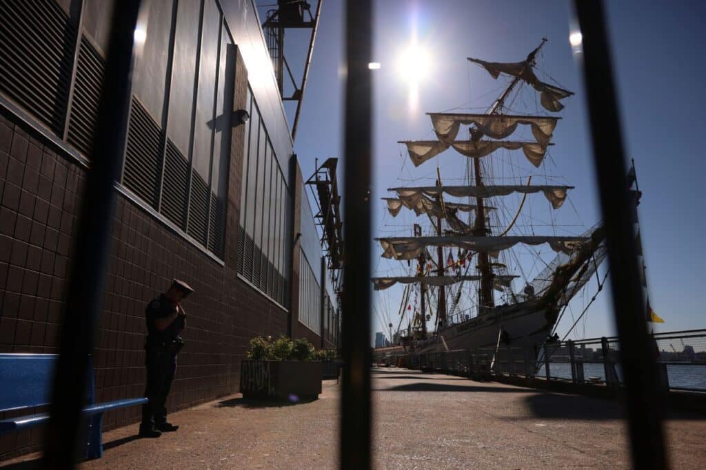 Mexican Navy Training Ship That Struck Brooklyn Bridge Was Going the Wrong Way, Officials Say 3 Mexican Navy Training Ship That Struck Brooklyn Bridge Was Going the Wrong Way, Officials Say