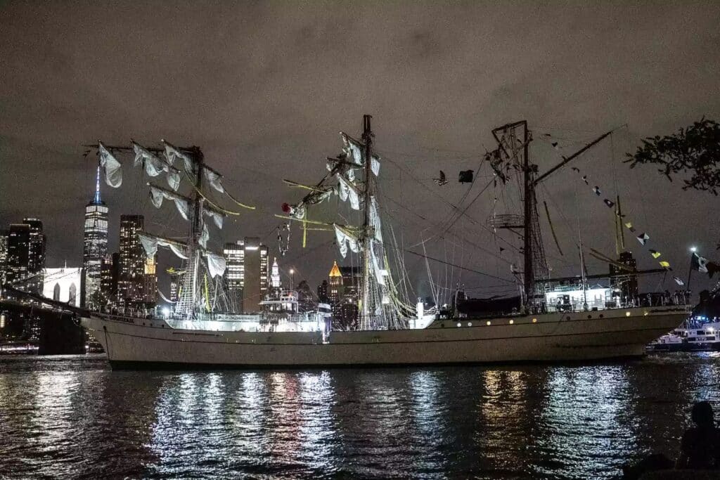 Mexican Navy Training Ship That Struck Brooklyn Bridge Was Going the Wrong Way, Officials Say 4 Mexican Navy Training Ship That Struck Brooklyn Bridge Was Going the Wrong Way, Officials Say