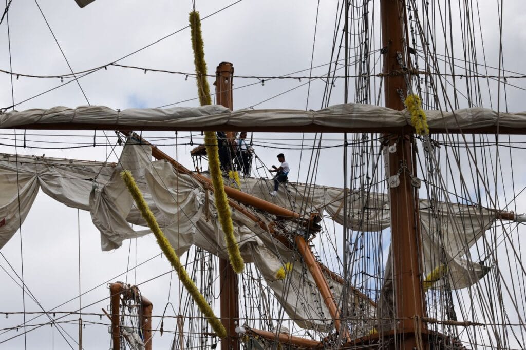 Mexican Navy Training Ship That Struck Brooklyn Bridge Was Going the Wrong Way, Officials Say 5 Mexican Navy Training Ship That Struck Brooklyn Bridge Was Going the Wrong Way, Officials Say
